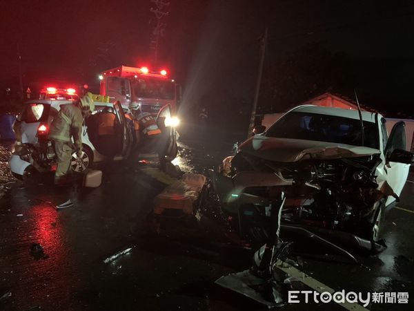 ▲台南後壁南80線2日晚間發生兩車對撞車禍，現場車體嚴重毀損，釀3死悲劇。（記者林東良翻攝，下同）