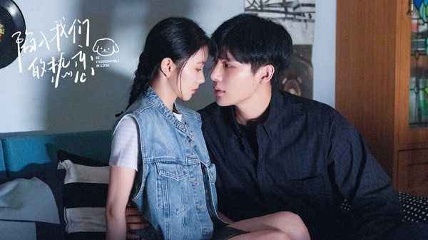 ▲▼《陷入我們的熱戀》吻戲靠借位拍攝，網友出動AI重製吻戲。（圖／翻攝自微博）