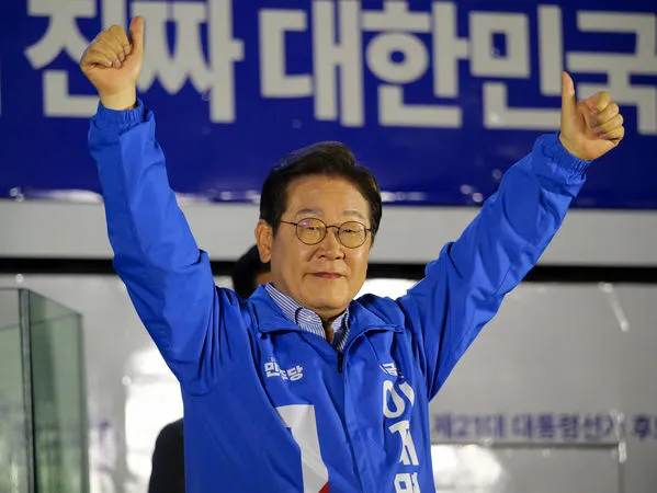 ▲共同民主黨南韓總統候選人李在明2日晚間在首爾汝矣島進行選前之夜造勢。（圖／達志影像）