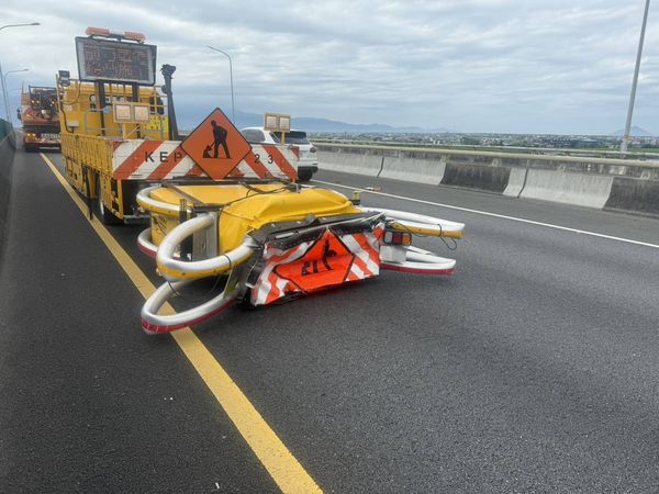 ▲▼白色喜美休旅車在國5撞工程緩撞車。（圖／國九隊提供，下同）