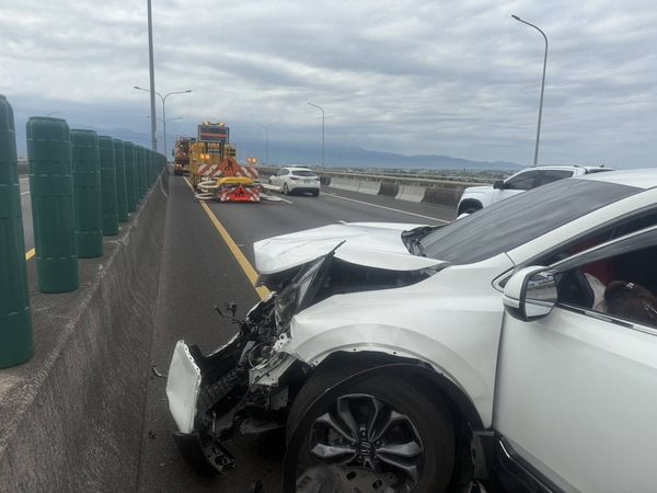 ▲▼白色喜美休旅車在國5撞工程緩撞車。（圖／國九隊提供，下同）