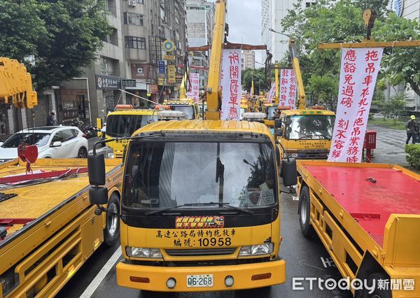 ▲▼拖吊車業者今起連4天包圍交通部抗議。（圖／記者周湘芸攝）