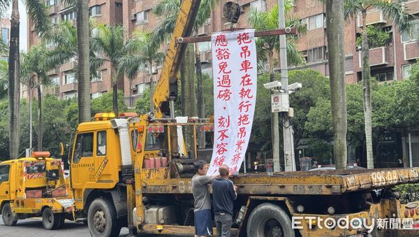 ▲▼拖吊車業者今起連4天包圍交通部抗議。（圖／記者周湘芸攝）