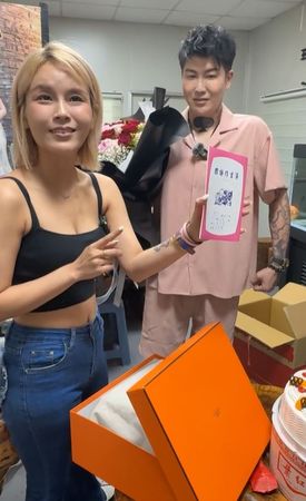 ▲▼丟丟妹男友送上驚喜。（圖／翻攝自Facebook／樓頂揪樓下）