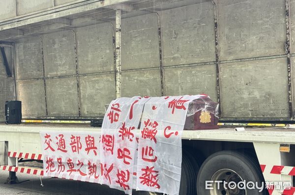 ▲▼拖吊業者預計在交通部大門口「高掛棺材」。（圖／記者周湘芸攝）