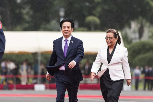 ▲▼總統賴清德3日以軍禮歡迎馬紹爾群島共和國總統海妮（Hilda C. Heine）；不過在此同時，中央氣象署也針對北市全區發布大雨特報。正好在軍禮期間，台北下起大雨，賴清德跟海妮只能冒雨走紅毯檢閱三軍樂儀隊，伴隨鳴放21響禮炮，完成軍禮儀節。（圖／總統府提供）