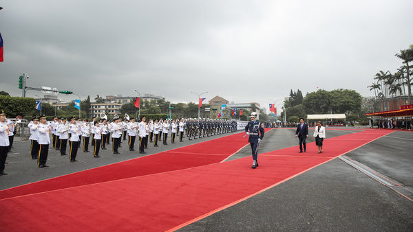 ▲▼總統賴清德3日以軍禮歡迎馬紹爾群島共和國總統海妮（Hilda C. Heine）；不過在此同時，中央氣象署也針對北市全區發布大雨特報。正好在軍禮期間，台北下起大雨，賴清德跟海妮只能冒雨走紅毯檢閱三軍樂儀隊，伴隨鳴放21響禮炮，完成軍禮儀節。（圖／總統府提供）