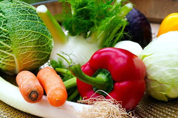 ▲蔬果中的膳食纖維含量高，能促進腸道蠕動、縮短糞便在腸道停留的時間，進而減少致癌物質與腸黏膜的接觸。（圖／PIXABAY）