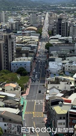 ▲苗栗市為公路新增偏心左轉車道，結果配套措施未完善惹廣大民怨，縣長鍾東錦今宣佈收回51件罰單，由縣府或廠商承擔。（圖／記者楊永盛翻攝）