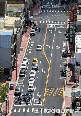 ▲苗栗市為公路新增偏心左轉車道，結果配套措施未完善惹廣大民怨，縣長鍾東錦今宣佈收回51件罰單，由縣府或廠商承擔。（圖／記者楊永盛翻攝）