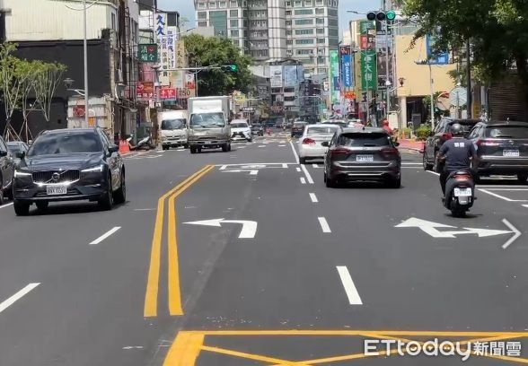 ▲苗栗市為公路新增偏心左轉車道，結果配套措施未完善惹廣大民怨，縣長鍾東錦今宣佈收回51件罰單，由縣府或廠商承擔。（圖／記者楊永盛翻攝）