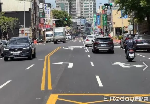 ▲苗栗市為公路新增偏心左轉車道，結果配套措施未完善惹廣大民怨，縣長鍾東錦今宣佈收回51件罰單，由縣府或廠商承擔。（圖／記者楊永盛翻攝）