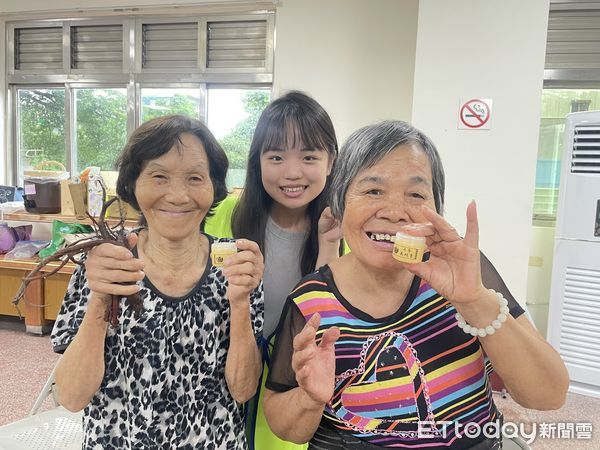 ▲嘉藥藥學系教授王四切、助理教授梁峰賓領軍的「活酪大內，健康藥營」USR計畫，2日舉辦「藥草調配師－DIY丹參白花油與萬金膏」體驗活動。（圖／記者林東良翻攝，下同）