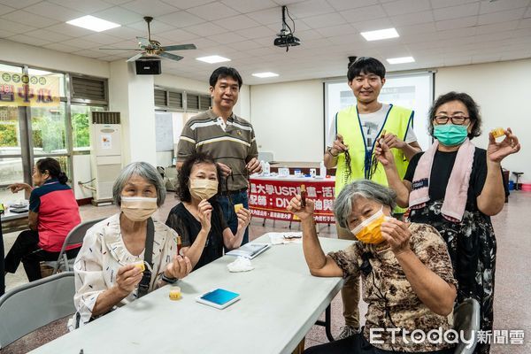 ▲嘉藥藥學系教授王四切、助理教授梁峰賓領軍的「活酪大內，健康藥營」USR計畫，2日舉辦「藥草調配師－DIY丹參白花油與萬金膏」體驗活動。（圖／記者林東良翻攝，下同）
