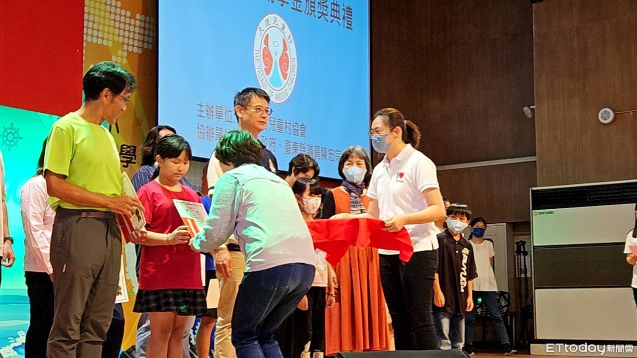 天使獎助學金頒發　台東六鄉鎮學童與師長受惠