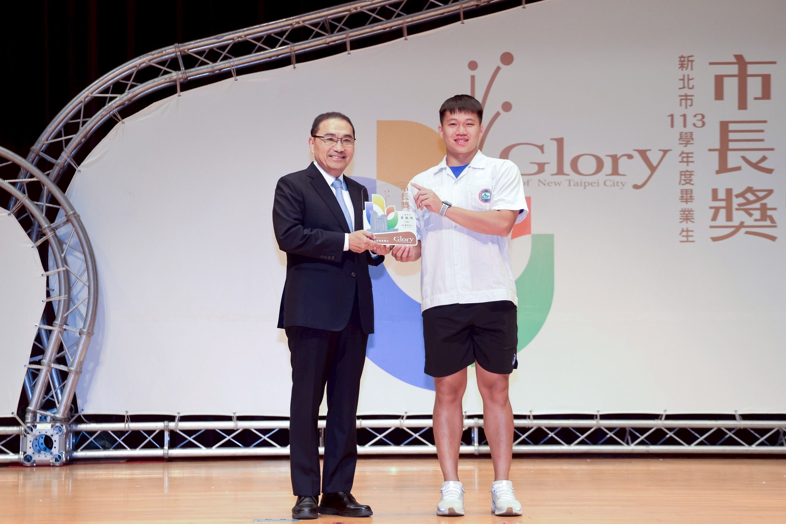▲新北頒發市長獎、技藝頂尖獎。（圖／新北市教育局提供）