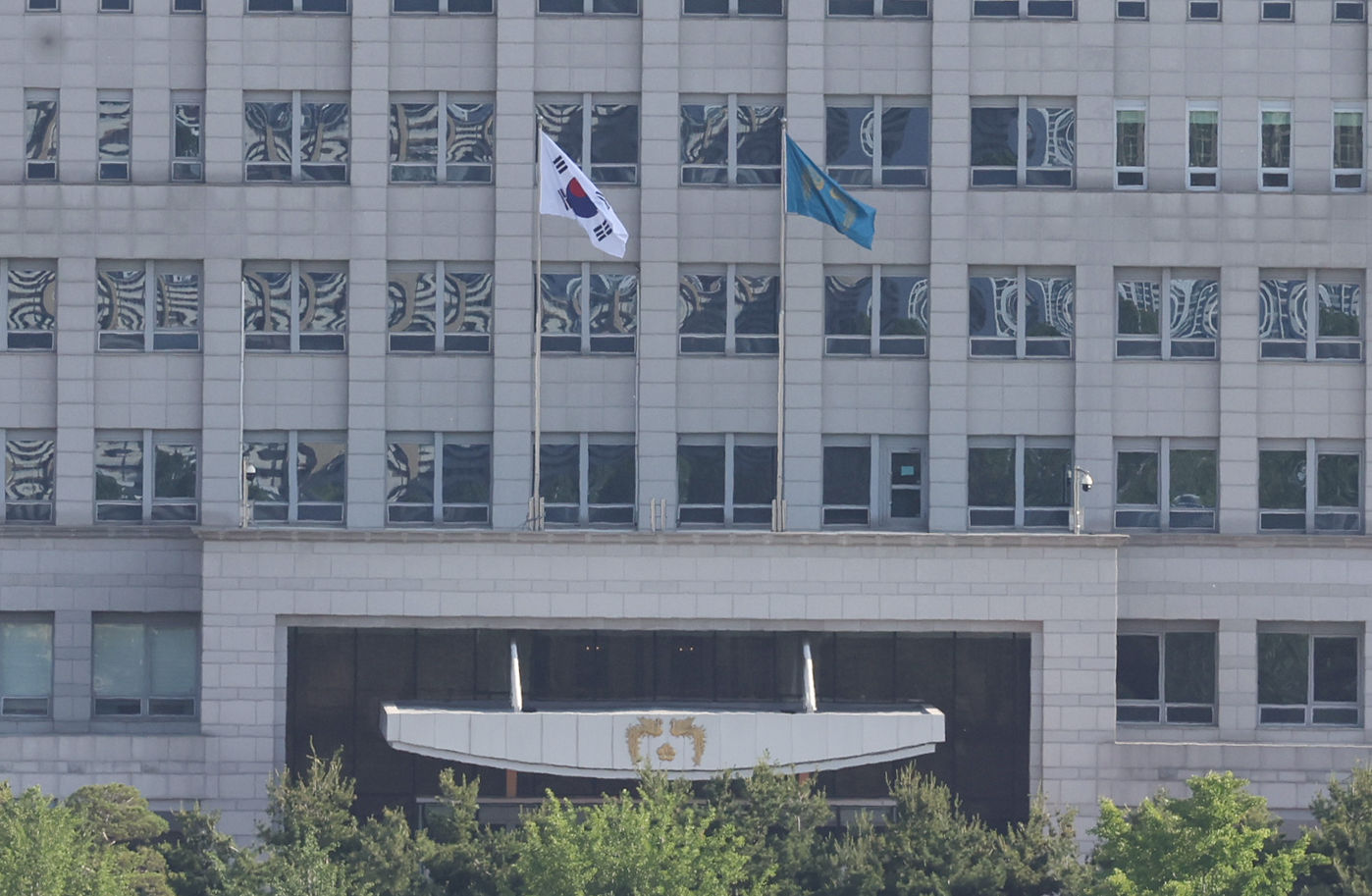 ▲▼隨著李在明正式就職大韓民國總統，南韓總統辦公室再度升上象徵總統的鳳凰旗。（圖／達志影像／newscom）