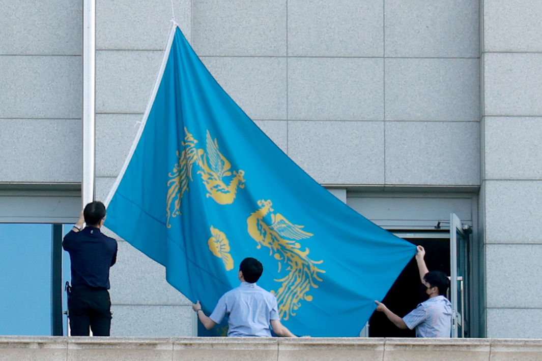 ▲▼隨著李在明正式就職大韓民國總統，南韓總統辦公室再度升上象徵總統的鳳凰旗。（圖／達志影像／newscom）