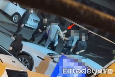 不講武德畫面曝!重機車聚變「多打一」...只因嫌他聊天太大聲