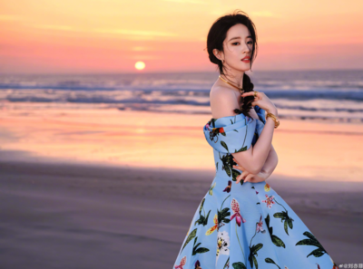 劉亦菲連發出遊照「海邊解放香肩」！　甜笑電暈粉：美景配美人