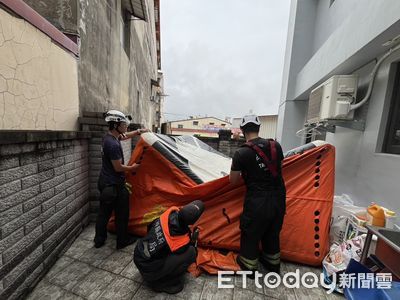 竹山女情緒不穩「獨坐頂樓矮牆」!消防急架氣墊驚險救援
