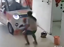 ▲▼11歲姐姐神救1歲妹。（圖／翻攝自微博）