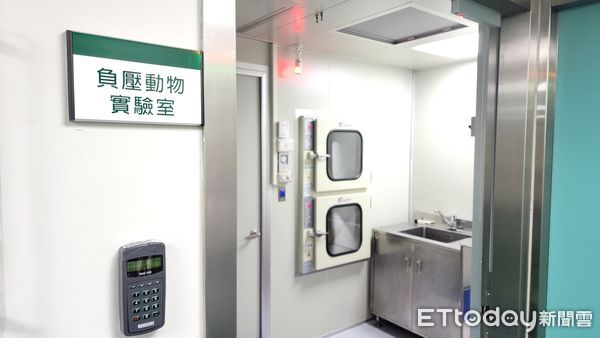 ▲奇美醫院「負壓動物實驗室」正式揭牌啟用，現場貴賓齊聚見證醫學研究新里程碑。（記者林東良翻攝，下同）