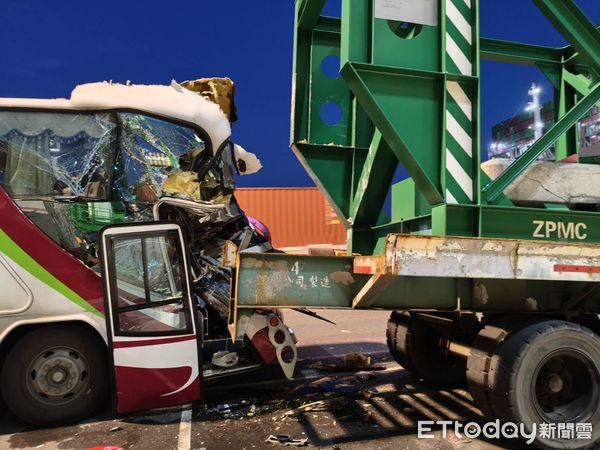 ▲▼高雄港嚴重車禍！接駁車猛撞路旁拖車板台　車頭變形凹陷。（圖／記者賴文萱翻攝）