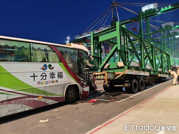 ▲▼高雄港嚴重車禍！接駁車猛撞路旁拖車板台　車頭變形凹陷。（圖／記者賴文萱翻攝）