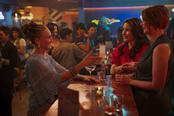 莎拉潔西卡派克（左起）、克莉絲汀戴維斯、辛西亞尼克森，在《慾望城市：華麗下半場》看起來好像都很懂喝酒，其實她們喝的都是摻很多水的果汁。（Max提供）