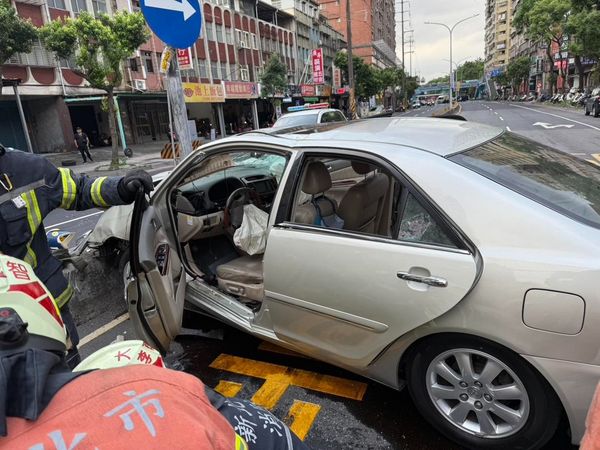 78歲余姓老翁駕駛小客車於北大國小前失控暴衝，釀成3死12傷悲劇。（翻攝畫面）
