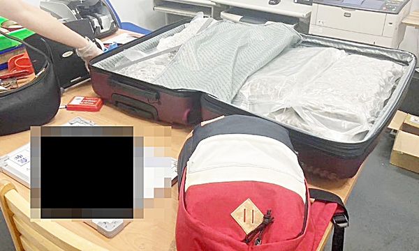 ▲泰籍女子去年10月從泰國曼谷來台觀光，托運行李夾帶二級毒品大麻近11公斤，市值逾千萬元當場被海關與航警安檢人員查獲。（圖／航警局提供）