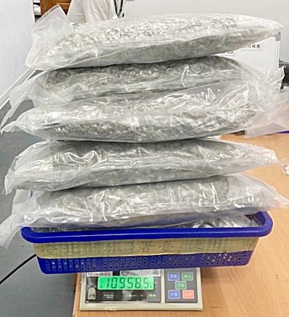 ▲泰籍女子去年10月從泰國曼谷來台觀光，托運行李夾帶二級毒品大麻近11公斤，海關與航警安檢人員查獲毒品等證物。（圖／航警局提供）