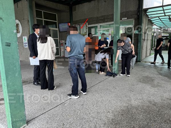 ▲台南市後壁區南80線1.6公里處死亡車禍，家屬現身相驗。（圖／記者吳世龍攝，下同）