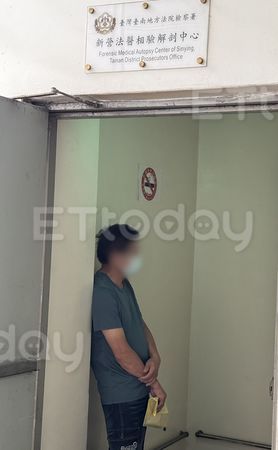 ▲台南市後壁區南80線1.6公里處死亡車禍，家屬現身相驗。（圖／記者吳世龍攝，下同）