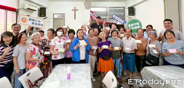 ▲長照站開課首日，長輩熱烈參與創意手作課。（圖／記者許宥孺翻攝）