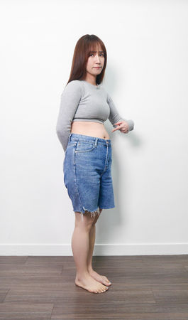 ▲小薰狂減7公斤，兩截中空秀出結實的馬甲線。（圖／美体專科提供）