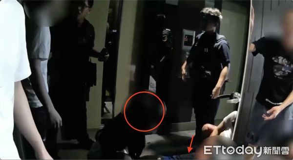 ▲被殺的許姓男子躺在地上滿鮮血，王姓女子在旁邊哭泣             。（圖／記者吳奕靖翻攝）