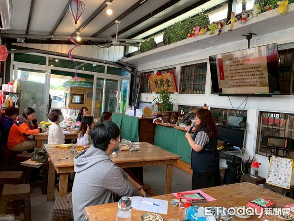 ▲紅烏龍業者齊聚鹿野學標示規範。（圖／記者楊晨東翻攝）