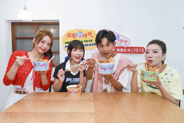 ▲李雅英(左起)跟籃籃學唱歌。（圖／民視提供）