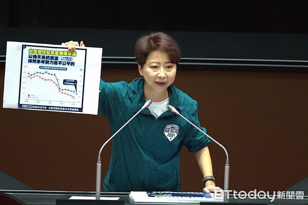 ▲立委陳亭妃今在立法院拿圖卡批藍白陣營「無視台電努力」，直指盧秀燕誤導民眾言論。（記者林東良翻攝）
