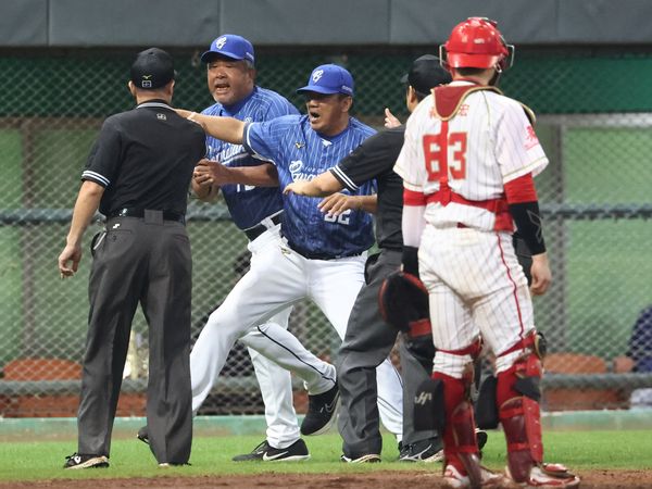 ▲▼ 陳金鋒拉不住，陳連宏遭驅逐出場            。（圖／富邦悍將提供）