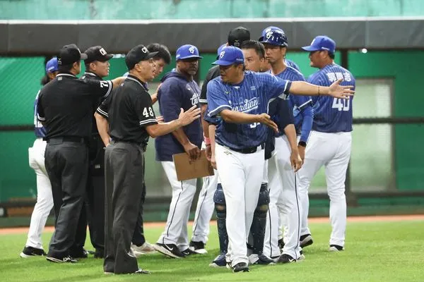 ▲▼ 陳金鋒拉不住，陳連宏遭驅逐出場            。（圖／富邦悍將提供）