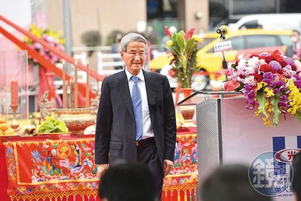 吳東進想拿新光三越卻礙於日方不支持，轉向力挺么弟吳東昇。