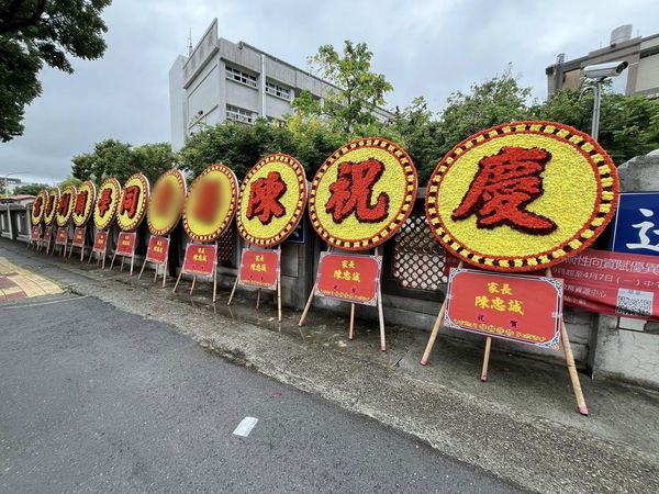 陳爸爸透露自己花了2萬元訂製花圈。（翻攝臉書粉專「高雄點 Kaohsiungtien」）