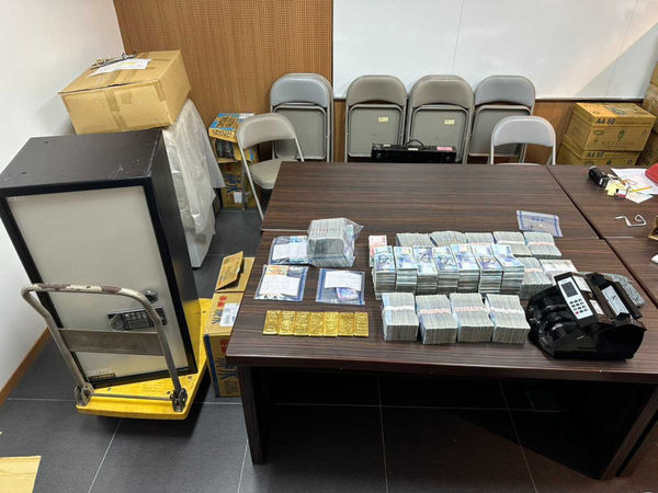 警方發現知名珠寶商、璦瑪鑽石有限公司竟是最高層的水房，向陸籍人士收購低廉泰達幣，協助詐團洗錢。（圖／翻攝畫面）