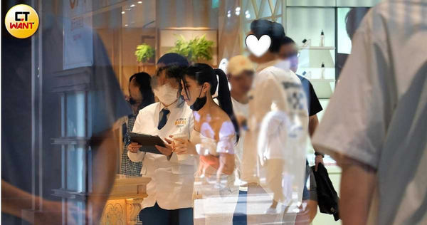 甩小三罵名1／樂天「最正MC」被扯與富商偷情喊冤  直擊艾融約會富二代攬牢牢