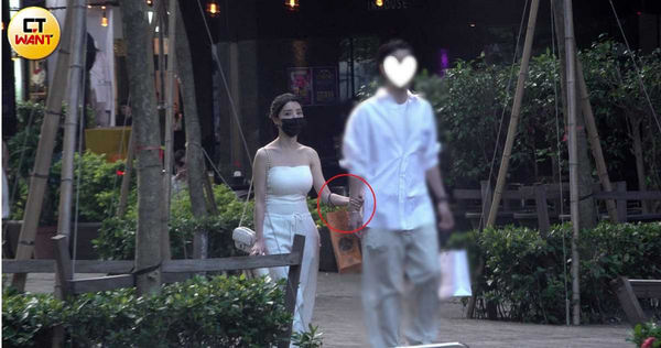甩小三罵名1／樂天「最正MC」被扯與富商偷情喊冤  直擊艾融約會富二代攬牢牢