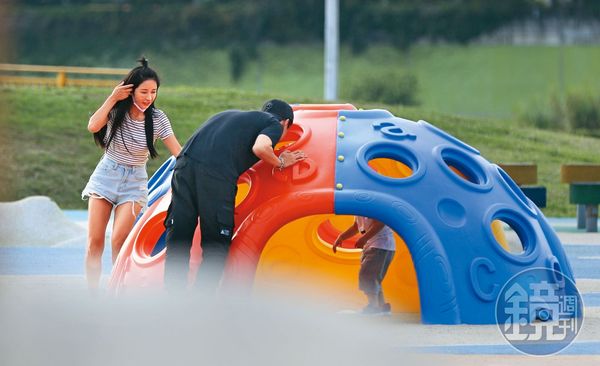 2021年本刊拍到葉澤毅和劉玳妍還是男女朋友時，帶著孩子一起去公園玩。