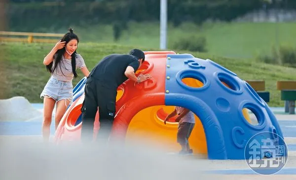 2021年本刊拍到葉澤毅和劉玳妍還是男女朋友時，帶著孩子一起去公園玩。